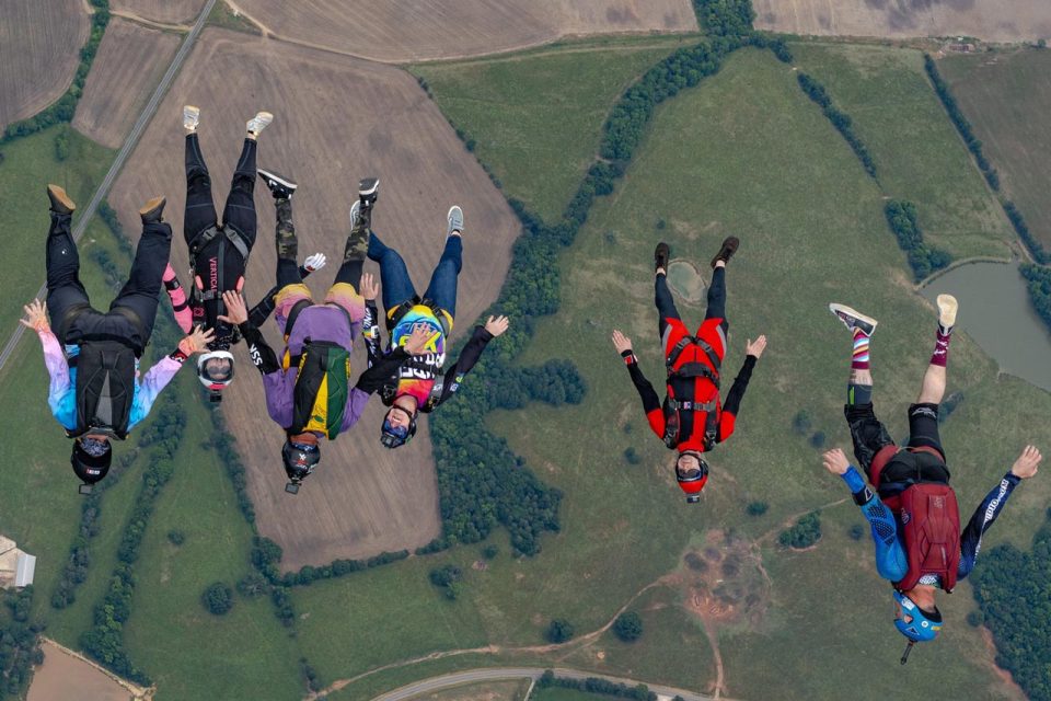 experienced-skydivers-angle-flying