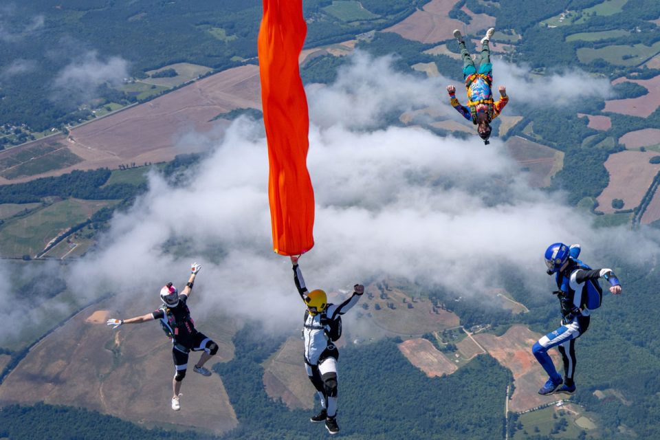 experienced-skydivers-with-tube-at-carolinafest