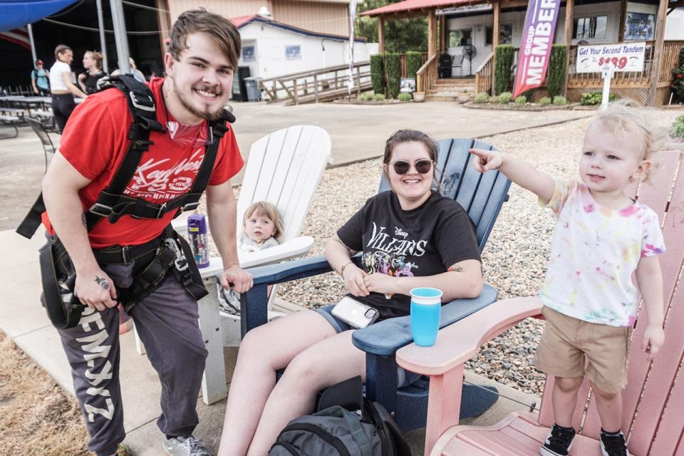 gender-reveal-skydiving-little-boy-pointing-at-skydivers